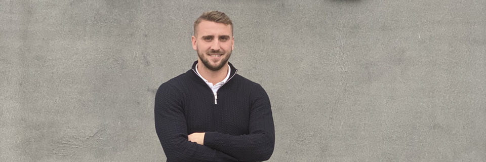 Mergim, de 26 años, trabaja como operativo de tráfico en prácticas en DSV Road en la oficina central sueca de Landskrona.